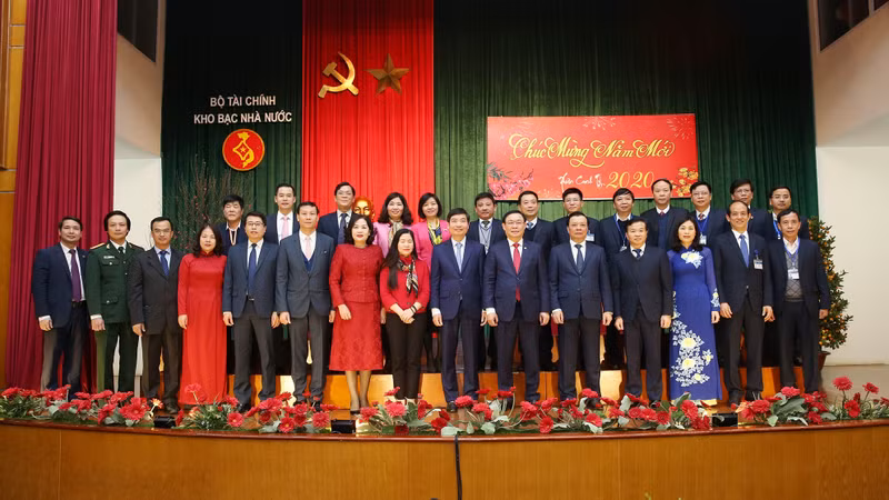 Deputy PM Vuong Dinh Hue and officials and employees of the State Treasury. (Photo: VGP)