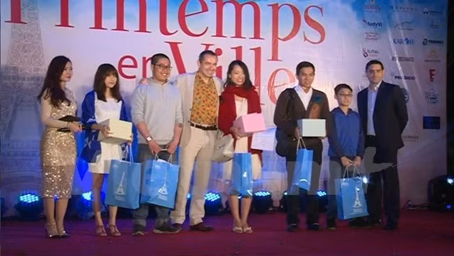 French Ambassador to Vietnam Jean Noel Poirier presents prizes to winners of the cake making contest. (Credit: VNA)