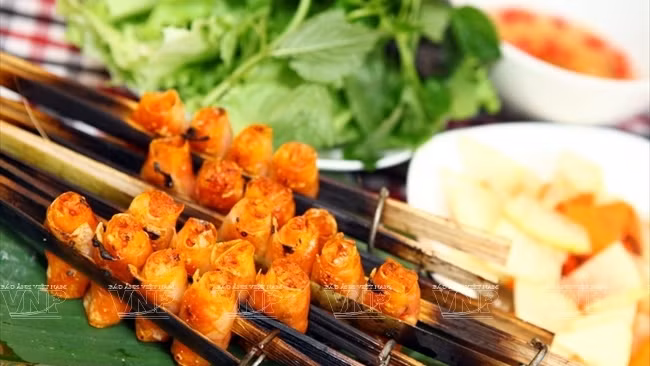 ‘Cha tom’ (grilled shrimp rolls): A delicious dish of Thanh Hoa Province (Photo: Vietnam Pictorial)