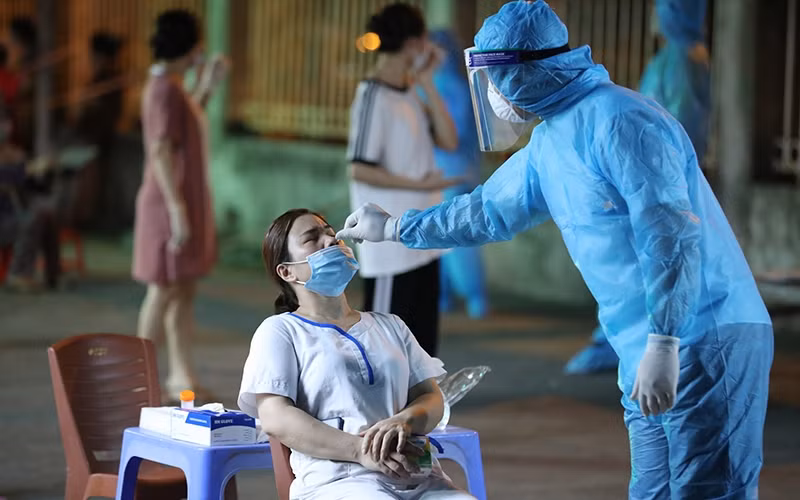 Fully vaccinated people travelling from high-risk or very high-risk areas to other areas still need to be tested for COVID-19. (Illustrative image)