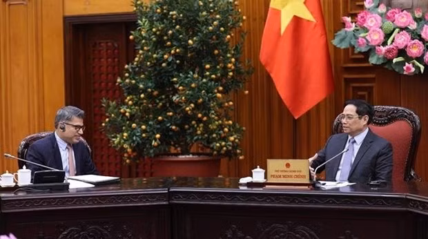 Prime Minister Pham Minh Chinh (R) receives Nitin Kapoor, President for Asia Area Frontier Markets at AstraZeneca, and Chairman and General Director of AstraZeneca Vietnam (Photo: VNA)
