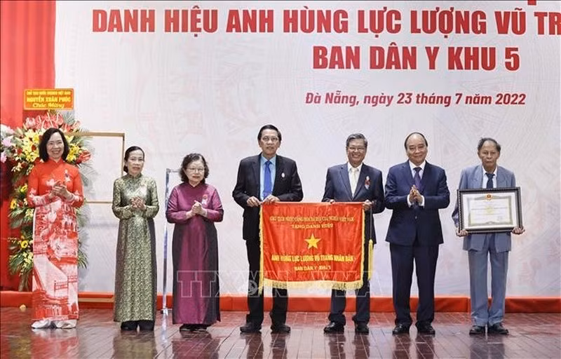 President Nguyen Xuan Phuc presents the title of Hero of the People's Armed Forces to the Civil Medicine Division of Zone 5. (Photo: VNA)