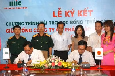 The signing ceremony of the ‘Lighting up the Dream’ scholarship fund between 2013 and 2015