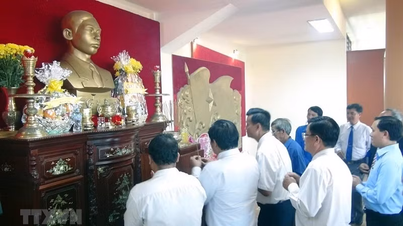 Local leaders offered incense to the late General Secretary Tran Phu (Photo: VNA)