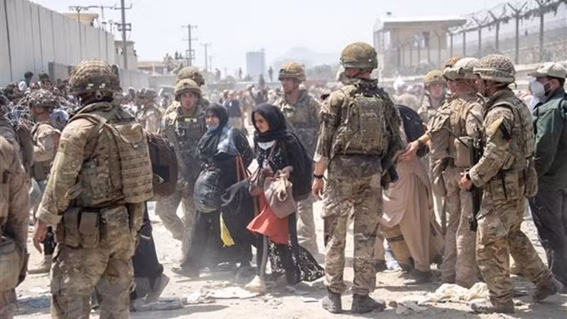 British soldiers help to evacuate eligible Afghan civilians from Kabul, Afghanistan. (Photo: AFP/VNA)