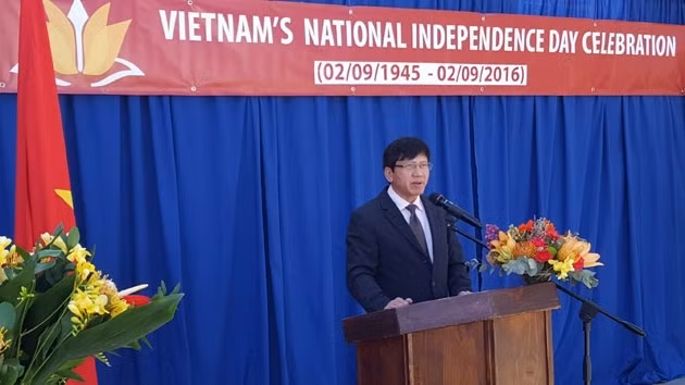 Vietnamese Ambassador to South Africa Le Huy Hoang addresses the ceremony.
