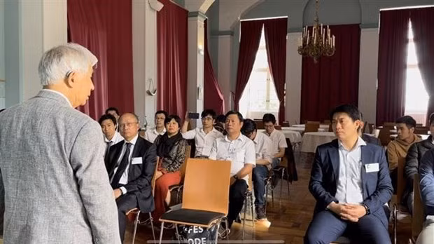 Professor Tran Thanh Van talks to participants in the gathering on May 26. (Photo: VNA)