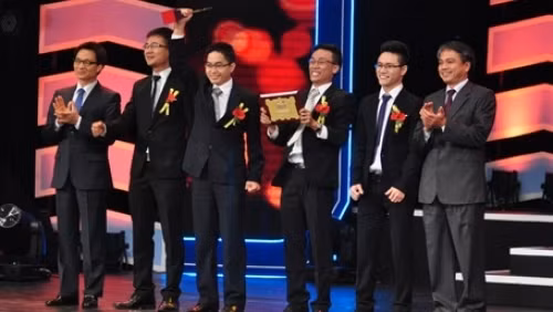 Deputy PM Vu Duc Dam (first from left) presents the first prize to the winners from Centech (Photo: dantri)