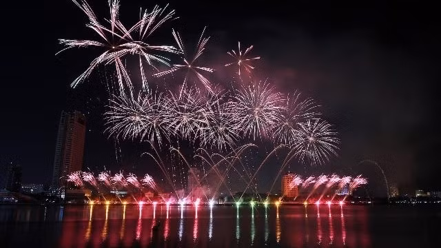 An impressive performance of the Pyrotex Fireworx team from UK