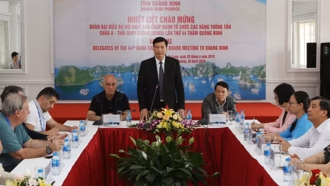Chairman of the Quang Ninh provincial People’s Committee Nguyen Duc Long speaks at the reception.