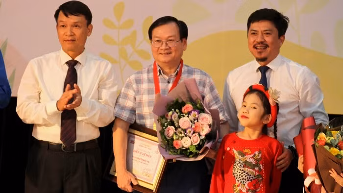 Writer Nguyen Nhat Anh (C) receives the Cricket Knight prize at the event. (Photo: VNA)