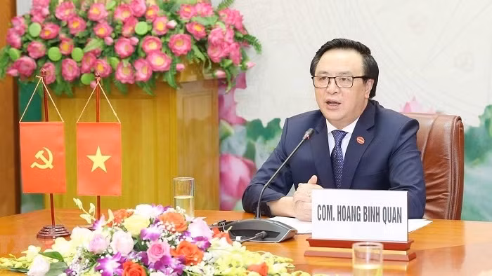 Head of the Communist Party of Vietnam Central Committee’s Commission for External Relations Hoang Binh Quan speaks at the talks. (Photo: VNA)