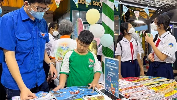Many attractive activities are held at the book fair. (Photo: NDO)