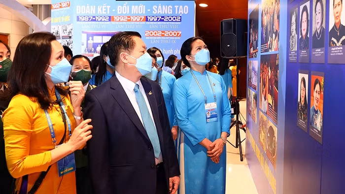 Head of the PCC's Commission for Communications and Education Nguyen Trong Nghia and the delegates visit the exhibition. (Photo: NDO)