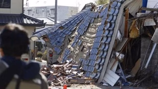 A house is destroyed after an earthquake occurs in Kunimi town, Fukushima prefecture, Japan, on March 17, 2022. (Photo: Kyodo/ VNA)