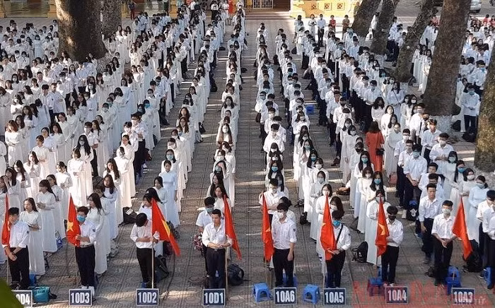 Tenth grade students of the Phan Dinh Phung High School (Hanoi) during the opening ceremony of the 2020-2021 academic year on September 5 morning.