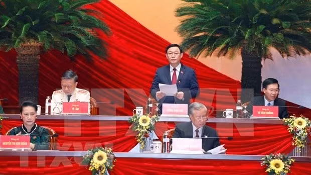 Politburo member and Secretary of the Hanoi Party Committee Vuong Dinh Hue (standing) will moderate discussions of the 13th National Party Congress on January 28 morning. (Photo: VNA)