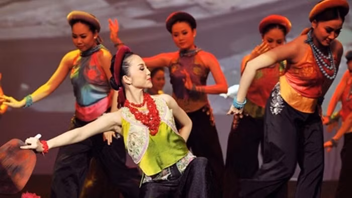 A performance of Bong Sen Music and Dance Troupe 