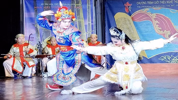 The performance of the excerpt "Ho Nguyet Co hoa cao" (Photo: NDO)