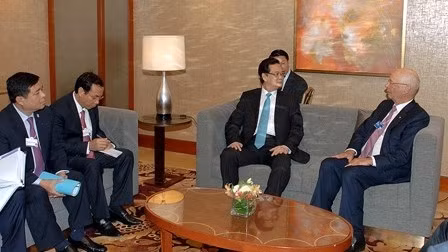 PM Nguyen Tan Dung meets with WEF Chairman Professor Klaus Schwab in the Philippines on May 22. (Credit: chinhphu.vn)