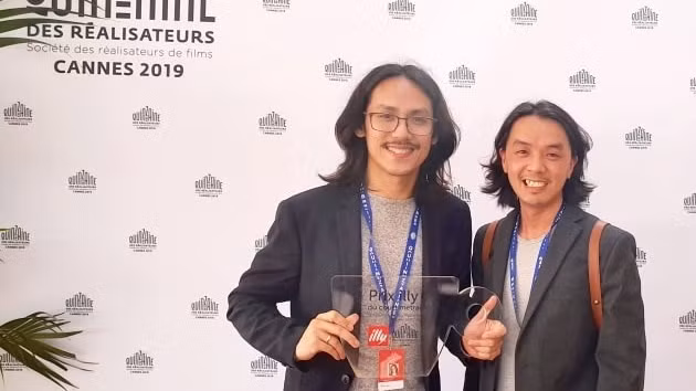 The young director Pham Thien An (L)