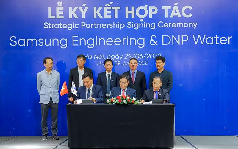 At the signing ceremony in Hanoi. (Photo: NGUYEN TRUNG)