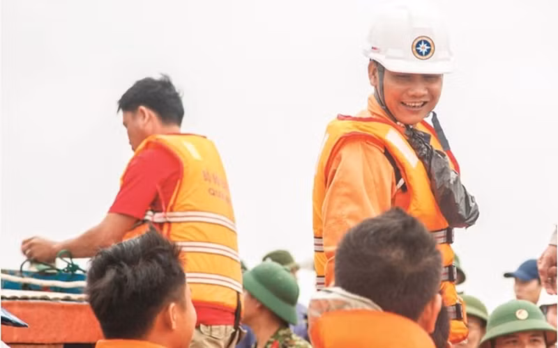 Tran Van Khoi (R) awarded the 2021 IMO "Exceptional Bravery at Sea" award for his efforts to rescue crew members on sunken VIETSHIP 01. (Photo: Vietnam MRCC)