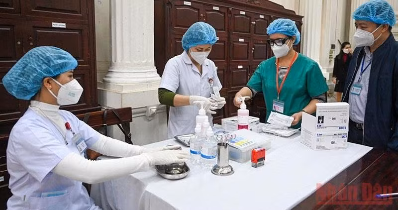 Medical workers prepare to administer children aged 12-17 in Hanoi. (Photo: DUY LINH)