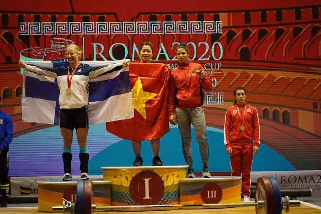 Weightlifter Hoang Thi Duyen (C) wins three gold medals for Vietnam at the Rome World Cup.