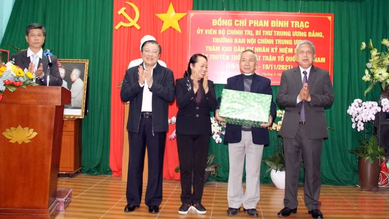 Head of the PCC’s Commission for Internal Affairs Phan Dinh Trac presents gifts to the Residential Area No.3 Phan Chu Trinh, in Ward 9, Da Lat city. (Photo: Mai Van Bao)