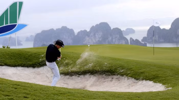 Golf legend Grag Norman experiencing the most beautiful par 3 golf course of Vietnam in Ha Long city, Quang Ninh province (Photo: FLC)