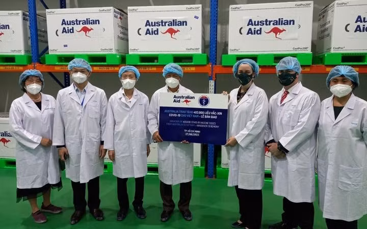 The Ministry of Health receives the batch of AstraZeneca vaccine donated by the Australian Government (Photo: Ha Van Dao) 