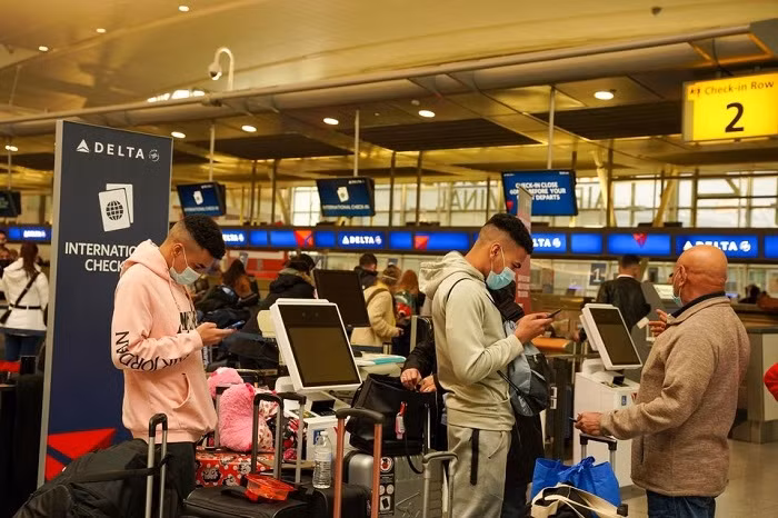 Passengers line up at John F. Kennedy International Airport after airlines announced numerous flights were canceled during the spread of the Omicron coronavirus variant on Christmas Eve in Queens, New York City, US, December 24, 2021. (Photo: Reuters)