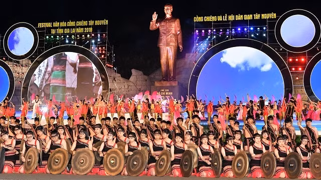The opening ceremony featured a colourful staging of gong performances by more than 1,000 artisans from five Central Highlands provinces (Photo: VGP)
