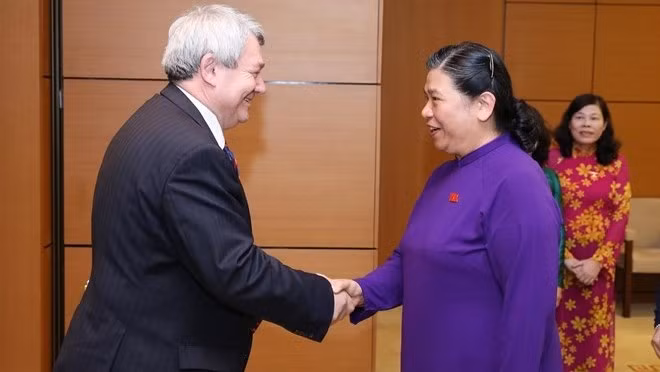 Permanent Vice Chairwoman of the Vietnam National Assembly Tong Thi Phong (R) and Vice Chairman of the Czech Parliament’s Chamber of Deputies Vojtěch Filip (Photo: VNA)