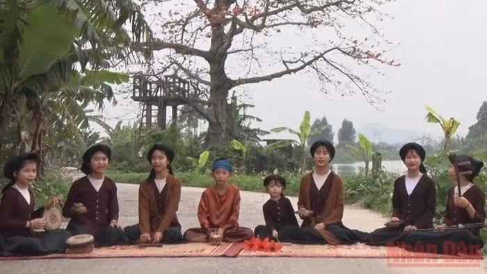 Children in Yen Mo district, Ninh Binh province, are practicing Xam singing. (Photo: NDO)