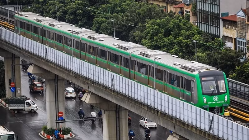 A train of Hanoi Metro's Line 2A (Photo: VNA)