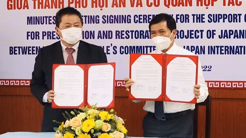Leaders of the Hoi An City People's Committee and JICA Vietnam signed a cooperation agreement.