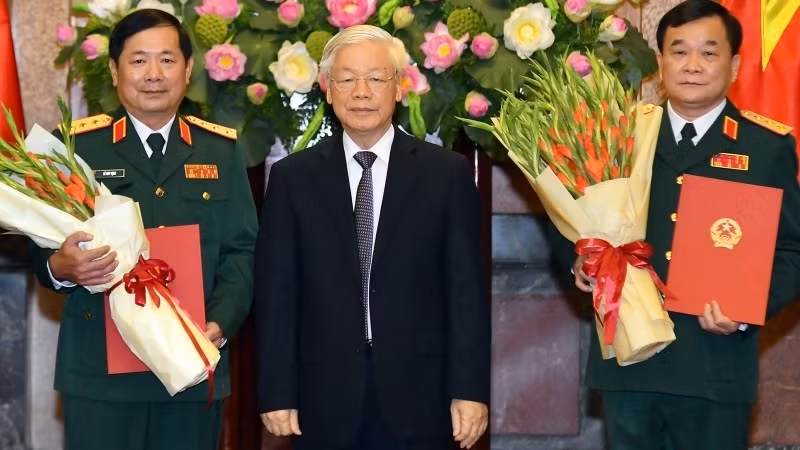 Party General Secretary and President Nguyen Phu Trong (C) hands over the promotion decisions to Senior Lieutenant General Hoang Xuan Chien and Senior Lieutenant General Le Huy Vinh.