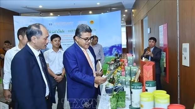 Participants visit a stall displaying tea products of Lai Chau province on the sideline of the workshop. (Photo: VNA)