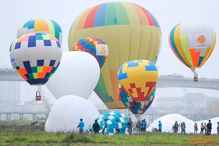 Colourful balloons illuminate Hanoi’s skyline at the Hanoi hot air balloon festival 2022 (Photo: NDO/Thanh Dat)