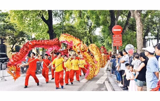 Various attractive cultural and art activities have been held in the pedestrian streets around Hoan Kiem Lake. (Photo: ND/Ngoc Mai)