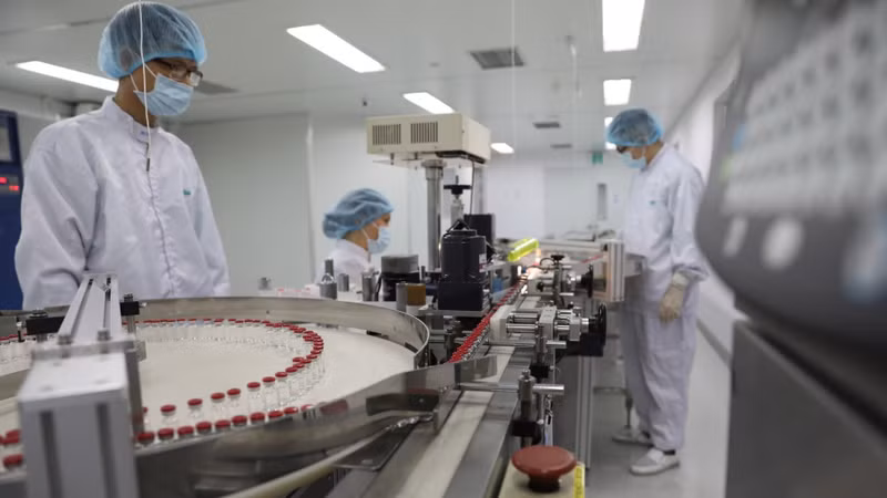 Vietnam has set the goal of mastering the production technology of 15 types of vaccines by 2030. (Photo: baochinhphu.vn)