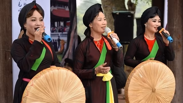 During the Lim Festival, visitors can enjoy the beautiful melodies of ‘Quan Ho’ (love duet) singing on the corners of every street.
