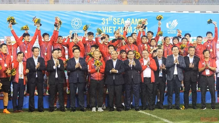 Party, State and Government leaders congratulate the men’s U23 football team on their championship at the SEA Games 31.