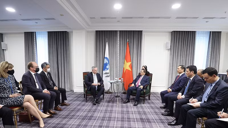 The meeting between Prime Minister Pham Minh Chinh and OECD Secretary General Mathias Cormann (Photo: VNA)