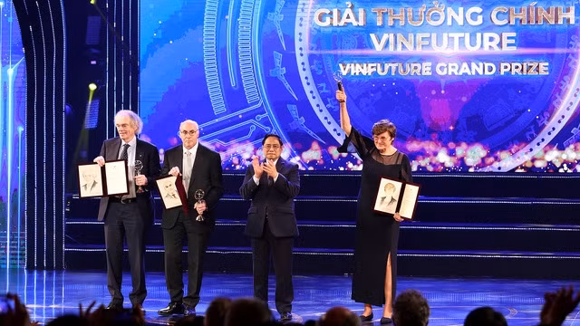 At the award ceremony (Photo: VNA)