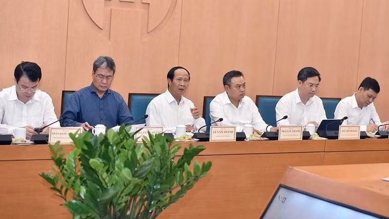  Deputy Prime Minister Le Van Thanh speaks at the meeting.