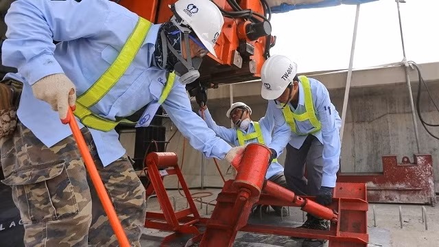 Japanese specialists work at the Ben Thanh - Suoi Tien metro project in Ho Chi Minh City. (Photo: VnExpress)