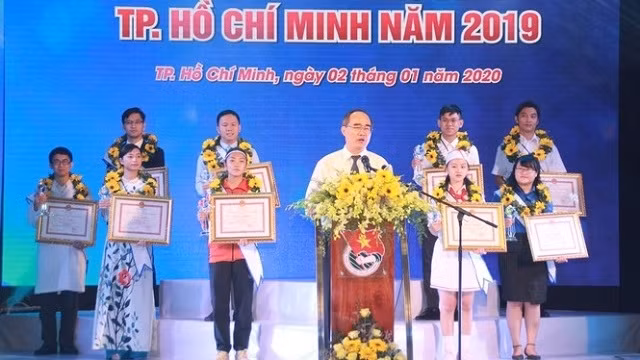  Politburo member and Secretary of the municipal Party Committee Nguyen Thien Nhan speaking at the event (Photo: tienphong.vn)